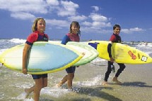 Les filles et le surf surf la plage...bientôt une image du passé ?