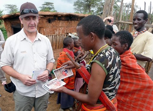 Gérard Neveu distribue dans un village les photos faites lors d'un précédent voyage
