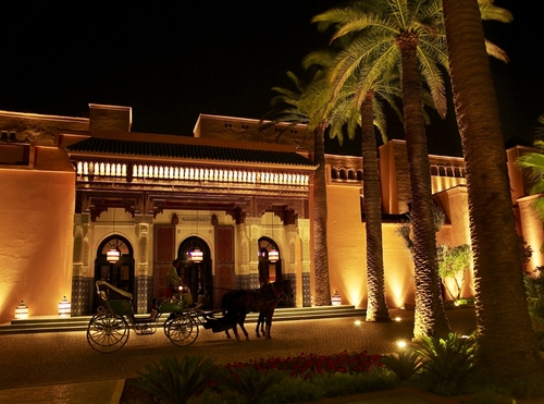 La Mamounia c’est également un potager bio, des jardins sur 8 hectares, des courts de tennis, un spa de 2 500 m². Au total, près d’un millier de personnes y sont employés La Mamounia c’est également un potager bio, des jardins sur 8 hectares, des courts de tennis, un spa de 2 500 m². Au total, près d’un millier de personnes y sont employés