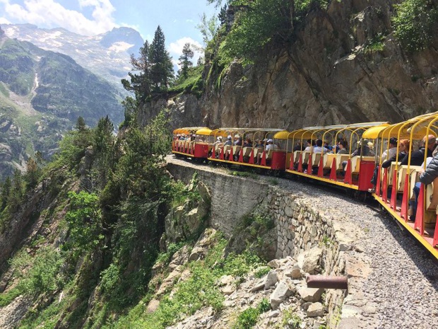 Le Train d'Artouste a fêté ses 86 ans. Allure paisible à flanc de montagne. Photo Altiservice. Le Train d'Artouste a fêté ses 86 ans. Allure paisible à flanc de montagne. Photo Altiservice.