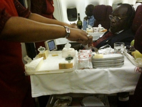 Le service du plat principal se fait sur chariot, le passager étant alors invité à décliner son choix. Et les amateurs ne seront pas déçus avec, cerise sur le gâteau, un magnifique chariot à fromages. Le service du plat principal se fait sur chariot, le passager étant alors invité à décliner son choix. Et les amateurs ne seront pas déçus avec, cerise sur le gâteau, un magnifique chariot à fromages.