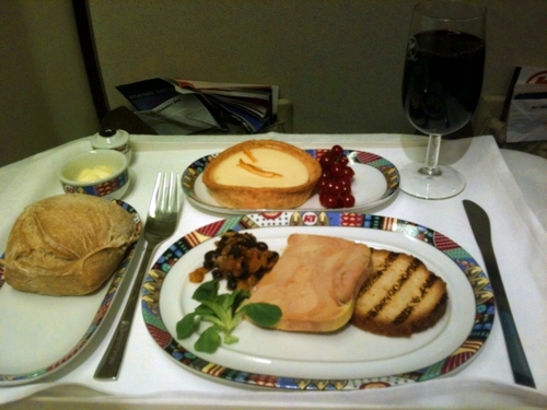 Le ''plateau'' est plutôt sympa avec en entrée foie gras et un choix de 3 plats principaux : quasi de veau ou filet de poulet sauté ou riz basmati à l'aneth Le ''plateau'' est plutôt sympa avec en entrée foie gras et un choix de 3 plats principaux : quasi de veau ou filet de poulet sauté ou riz basmati à l'aneth