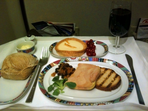 Le ''plateau'' est plutôt sympa avec en entrée foie gras et un choix de 3 plats principaux : quasi de veau ou filet de poulet sauté ou riz basmati à l'aneth