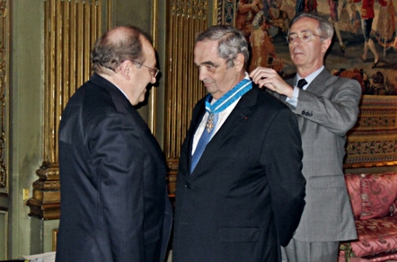 Jaime Ruiz, conseiller de l’Office Espagnol du Tourisme, décore Georges Colson de la cravate de ’Ordre du Mérite Civil de l’Espagne en présence de Son Excellence, Francisco Villar, Ambassadeur d’Espagne