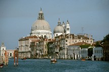 L'Italie est passée en quelques dizaines d'années du premier au cinquième rang des destinations touristiques dans le monde. L'Italie est passée en quelques dizaines d'années du premier au cinquième rang des destinations touristiques dans le monde.