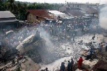 L'appareil transportait au moins 109 personnes, a annoncé le ministre des Transports Hatta Radjasa, ajoutant qu'il était encore trop tôt pour savoir s'il y a des survivants. L'appareil transportait au moins 109 personnes, a annoncé le ministre des Transports Hatta Radjasa, ajoutant qu'il était encore trop tôt pour savoir s'il y a des survivants.