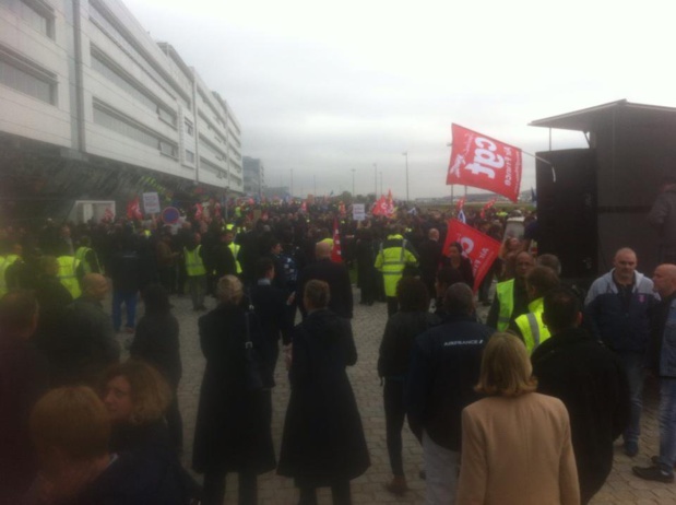 Entre 1 000 et 1 500 personnes s'étaient réunies, lundi 5 octobre 2015, devant le siège social d'Air France à Roissy. Le DRH, Xavier Broseta, s'était fait arracher la chemise devant l'entrée - Photo Twitter LAC