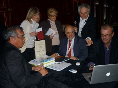 Noyan Acar (au centre avec une cravate rouge) très entouré sur son stand lors du work shop Tourcom Affaires organisé à Paris la semaine dernière (1er avril 2010)