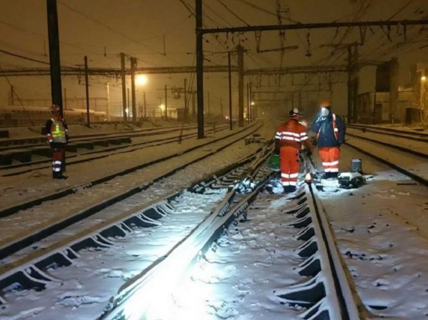 Photo twitter / SNCF : L'ensemble des équipes @SNCFReseau est mobilisé pour faire face à l'épisode neigeux