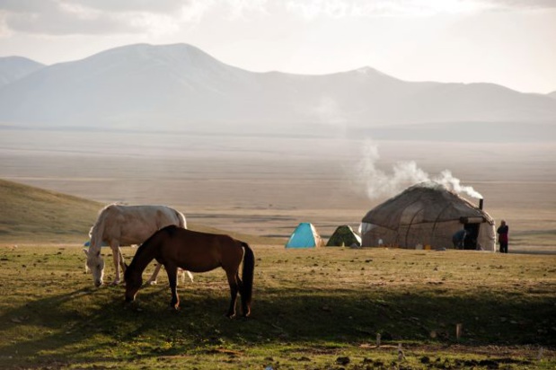 à la rencontre des nomades au bord du lac Song Kul, kirghizistan - DR Terres d'Aventure