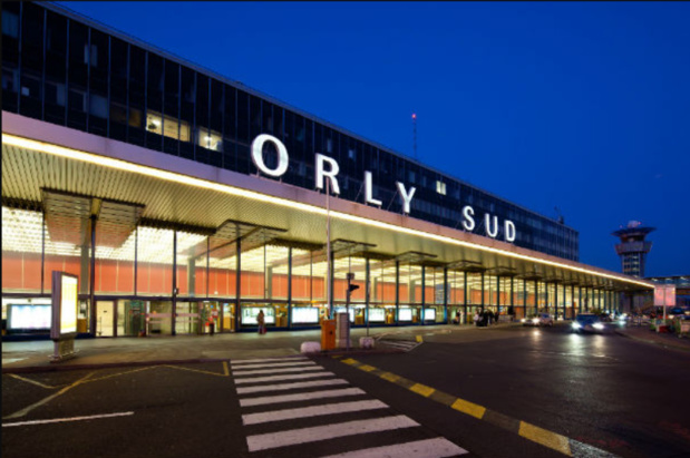 Entrée du terminal sud de Paris-Orly. L'été dernier, la plateforme du sud parisien avait cristallisé les tensions agitant les aéroports français à cause de files d'attentes interminables © DR office du tourisme de Paris