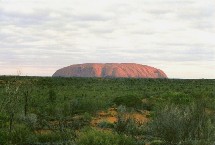 Uluru, plus connu sous le nom d'Ayer's Rock en Australie fait partie des merveilles du monde à découvrir lors de tour du monde