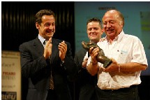 Nicolas SARKOZY, alors Ministre  de l'Economie, des Finances et de l'Industrie a remis à Jean-Pascal Simeon le 1er prix du palmarès national du Trophée Performance des Entreprises 2004 organisé conjointement par le Figaro Entreprises, la Coface et Rad