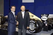 De gauche à droite : Ian Carter/Hilton International et Ron Dennis/McLaren Group De gauche à droite : Ian Carter/Hilton International et Ron Dennis/McLaren Group