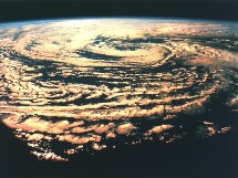Menacés par le nouveau cyclone Ophelia, les Etats de Caroline du nord et de Caroline du sud ont suspendu leur aide aux victimes de l'ouragan Katrina, ont indiqué les autorités locales. Menacés par le nouveau cyclone Ophelia, les Etats de Caroline du nord et de Caroline du sud ont suspendu leur aide aux victimes de l'ouragan Katrina, ont indiqué les autorités locales.