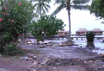 L'hôtel Sofitel de Bora Bora : la plage de sable blanc a été emportée et le rivage est jonché de débris