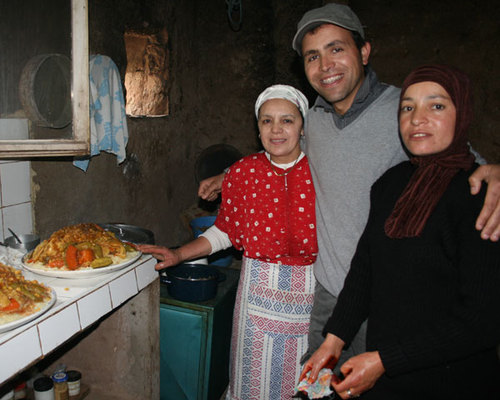 El Mostapha Idali, ici avec sa soeur et sa cousine qui préparent pour leurs hôtes le fameux couscous berbère El Mostapha Idali, ici avec sa soeur et sa cousine qui préparent pour leurs hôtes le fameux couscous berbère