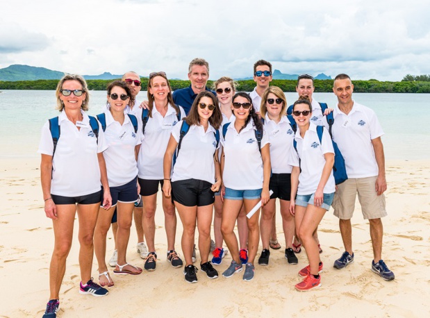 Les 12 agents de voyages et Denis Brogniart pour la Beachcomber Aventure - DR