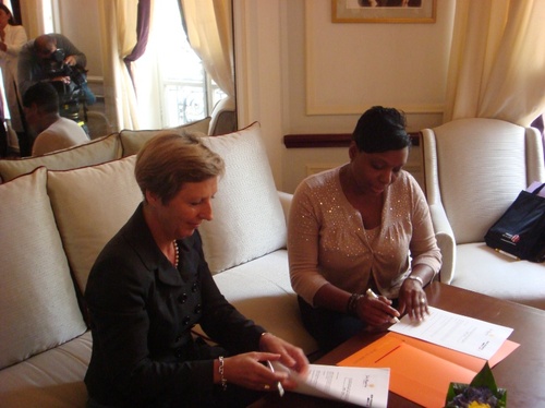 Françoise Heymonet, Air France et Ida Zin Ka Ieu, OT St Martin signent la convention de partenariat Françoise Heymonet, Air France et Ida Zin Ka Ieu, OT St Martin signent la convention de partenariat