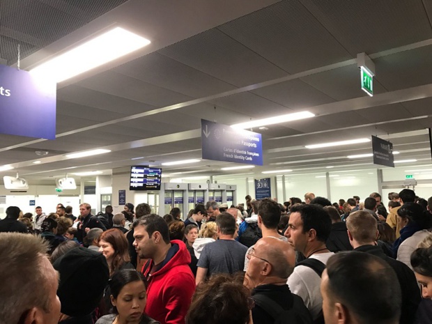 Un passager exaspéré de l'accueil à l'aéroport d'Orly - Crédit photo : compte Twitter @jpsoutric