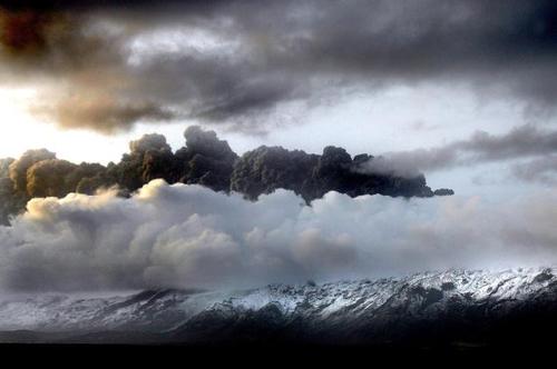Ces nuages ne restent pas au dessus des volcans. Ils se déplacent et peuvent parcourir jusqu'à 2.000 km en 24 heures et faire plusieurs fois le tour de la terre.