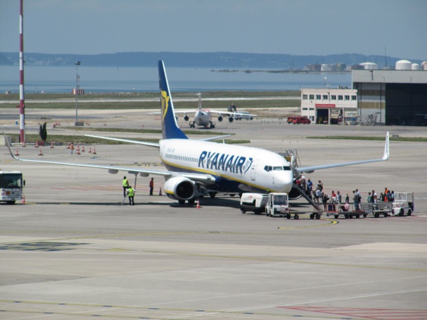 Légende photo : Selon une brillante étude du site Refundmyticket.net, Ryanair serait parmi les moins concernées par les retards ou les annulations de vols. Aéroport Marseille Provence - Tarmac - Photo PC