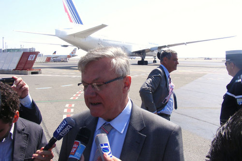 Hervé de Place président de la société aéroportuaire à l'arrière plan le vol de Pointe à Pitre détourné sur Nice