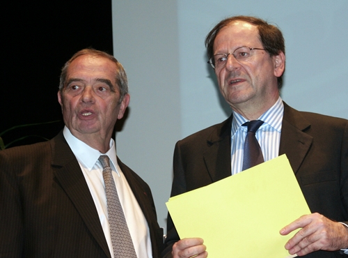 Les cellules de crise repartent de plus belle. Ce matin une réunion au SNAV à Paris met en présence les  responsables des réseaux de distribution, les tour-opérateurs et l'APS. Les cellules de crise repartent de plus belle. Ce matin une réunion au SNAV à Paris met en présence les  responsables des réseaux de distribution, les tour-opérateurs et l'APS.