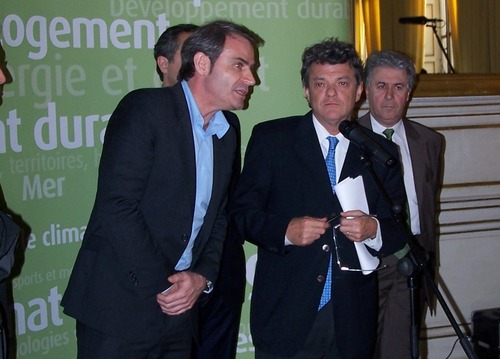 Le ministre de l'écologie Jean-Louis Borloo et le directeur du groupe Nouvelles-Frontières Jean-Marc Siano, lors de la conférence de presse organisée mardi soir Le ministre de l'écologie Jean-Louis Borloo et le directeur du groupe Nouvelles-Frontières Jean-Marc Siano, lors de la conférence de presse organisée mardi soir