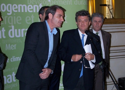 Le ministre de l'écologie Jean-Louis Borloo et le directeur du groupe Nouvelles-Frontières Jean-Marc Siano, lors de la conférence de presse organisée mardi soir