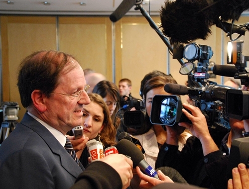 H. Novelli a présenté son plan de soutien aux professionnels, devant un parterre de journalistes et de caméras rarement vu autour du secrétaire d’État en charge du Tourisme. H. Novelli a présenté son plan de soutien aux professionnels, devant un parterre de journalistes et de caméras rarement vu autour du secrétaire d’État en charge du Tourisme.