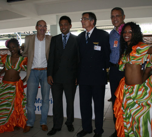 A l'arrivée du vol inaugural, O. Besnard, directeur commercial de Corsairfly, R. Desvaux, président du MTPA, le commandant de bord, et « Popo » P. Hitié, représentant Corsairfly à Maurice et patron du réceptif Summertimes - Photos: JB/Tourmag.com