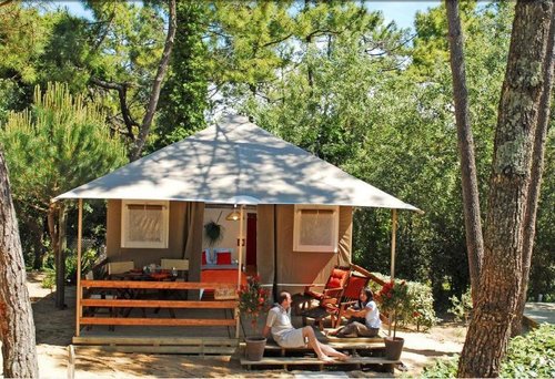 Peut-on vendre des produits camping en agence de voyage ?