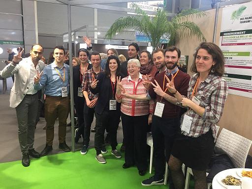 Sur leur stand, autour d’Annette Masson présidente de l'association pour le Salon mondial du tourisme (SMT Paris), les lauréats 2017 des Palmes du Tourisme Durable. On reconnaît à gauche Francis Rosales (Tourmag.com) et, à droite d’Annette Masson Julien Buot (ATD).