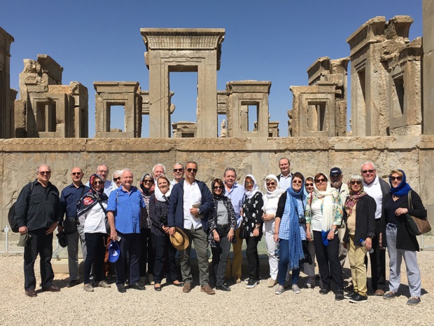 Photo de famille sur le site de Persépolis. (DR Jacqueline Dalmaz- Bardy)  - DR