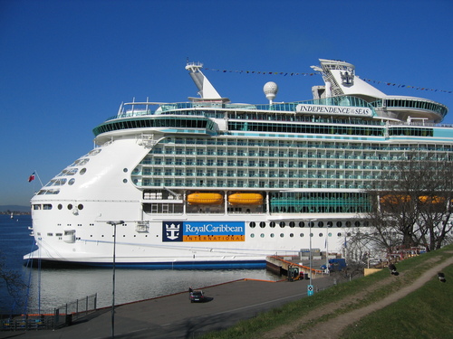 Le plus gros navire qui abordera Cannes cette année sera l'Independence of the Seas, de la Ce Royal Caribbean, (339 mètres) qui transporte 4 400 passagers Le plus gros navire qui abordera Cannes cette année sera l'Independence of the Seas, de la Ce Royal Caribbean, (339 mètres) qui transporte 4 400 passagers