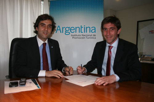 Léonardo Boto et Romain Hordel, lors de la signature de cet accord liant Inprotur et Air Europa - Photo JB-TourMaG.com