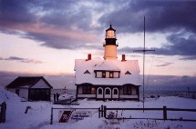 L’Etat du Maine se vante d’avoir la plus grande communauté francophone des Etats Unis et a de très forts liens culturels et historiques avec la France et à travers l’héritage Acadien de son voisin le Canada.