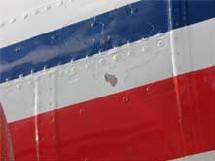 Un éclat de peinture sur la carlingue et c'est tout l'avion qui est bon pour la casse. Les excés des passagers parfois dépassent les bornes mais traduisent bien de la réelle psychose actuelle. Un éclat de peinture sur la carlingue et c'est tout l'avion qui est bon pour la casse. Les excés des passagers parfois dépassent les bornes mais traduisent bien de la réelle psychose actuelle.