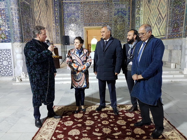 Lionel Rabiet président EDV Ile de France, l'Ambassadrice de France en Ouzbékistan, le maire de Samarcande, et Jean-Pierre Mas Président des Entreprises du Voyage lors de la soirée de gala sur la place du Régistan à Samarcande - Photo CE