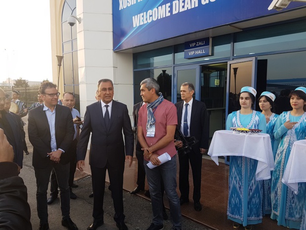 Le Maire de Samarcande a accueilli les 100 participants de la convention des Entreprises du Voyage Ile de France sur le tarmac de l'aéroport de Samarcande - Photo CE