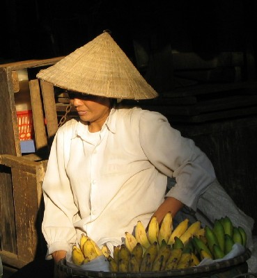 L'Asie entre ombre et lumière, comme ici sur un marché d'Hanoï au Vietnam.