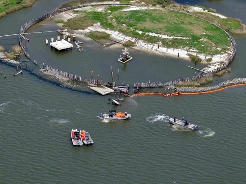 « La Louisiane n’est pas une destination balnéaire. Les voyageurs visitent surtout la Nouvelle Orléans ou le pays Cajun mais ne vont pas à la plage . Pour l’instant, 77% de la côte reste ouverte, et les pêcheurs poursuivent leur activité. » « La Louisiane n’est pas une destination balnéaire. Les voyageurs visitent surtout la Nouvelle Orléans ou le pays Cajun mais ne vont pas à la plage . Pour l’instant, 77% de la côte reste ouverte, et les pêcheurs poursuivent leur activité. »
