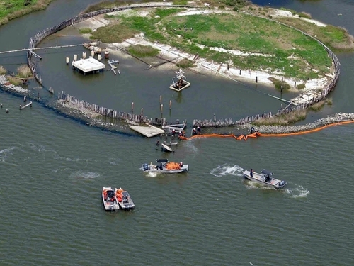 « La Louisiane n’est pas une destination balnéaire. Les voyageurs visitent surtout la Nouvelle Orléans ou le pays Cajun mais ne vont pas à la plage . Pour l’instant, 77% de la côte reste ouverte, et les pêcheurs poursuivent leur activité. »