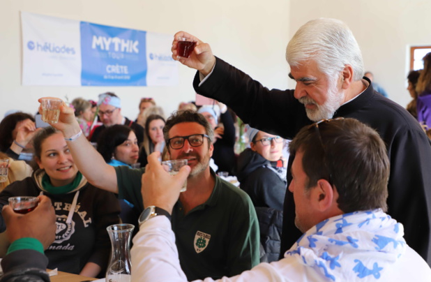 Le pope orthodoxe trinque avec les participants © L Medina Le pope orthodoxe trinque avec les participants © L Medina