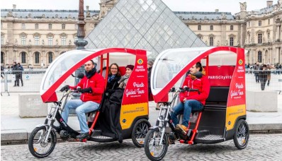 Visite Guidée Privée en Cyclo dans la cour du Louvre à Paris - Photo ParisCityVision