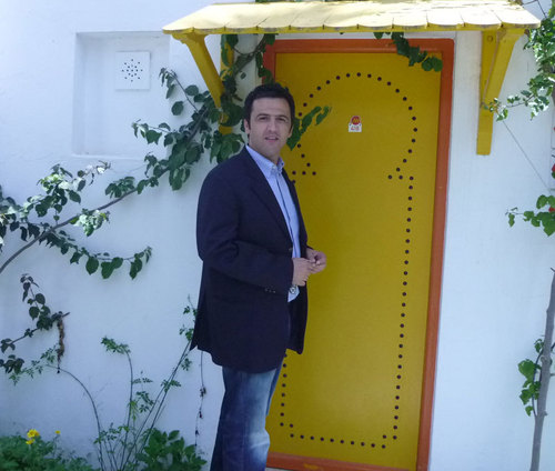 Arbi Sebai, directeur général d'exploitation du Hammamet Beach devant l'entrée d'un bungalow Arbi Sebai, directeur général d'exploitation du Hammamet Beach devant l'entrée d'un bungalow