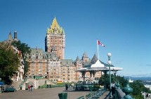 80 % des touristes qui viennent au canada vont au Québec.