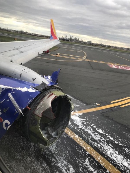 USA : un moteur d'avion explose en plein vol (photos)