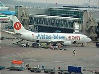Atlas Blue exploite une flotte de six B 737-400 ( 168 sièges) Elle devrait acquérir deux avions supplémentaire chaque année avec un objectif de 24 avions à l'horizon 2012. Atlas Blue exploite une flotte de six B 737-400 ( 168 sièges) Elle devrait acquérir deux avions supplémentaire chaque année avec un objectif de 24 avions à l'horizon 2012.